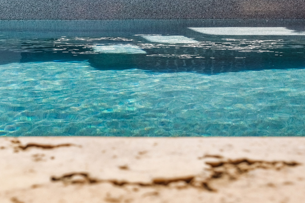 Роллетное покрытие для бассейна под декоративным деревянным коробом.