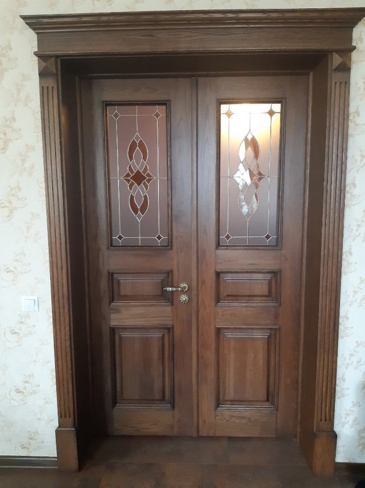 Межкомнатные двери с витражами