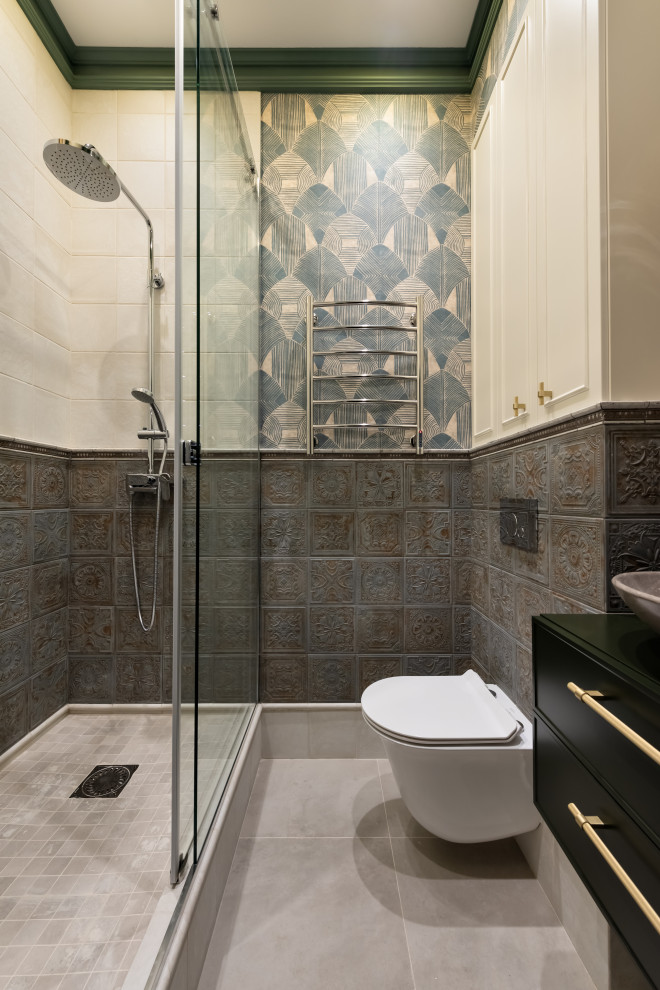 Idéer för att renovera ett litet vintage grön grönt badrum med dusch, med luckor med infälld panel, gröna skåp, våtrum, en vägghängd toalettstol, brun kakel, porslinskakel, gröna väggar, klinkergolv i porslin, ett nedsänkt handfat, beiget golv och dusch med skjutdörr