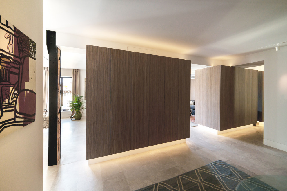 Foto de comedor contemporáneo grande abierto con paredes blancas y suelo beige