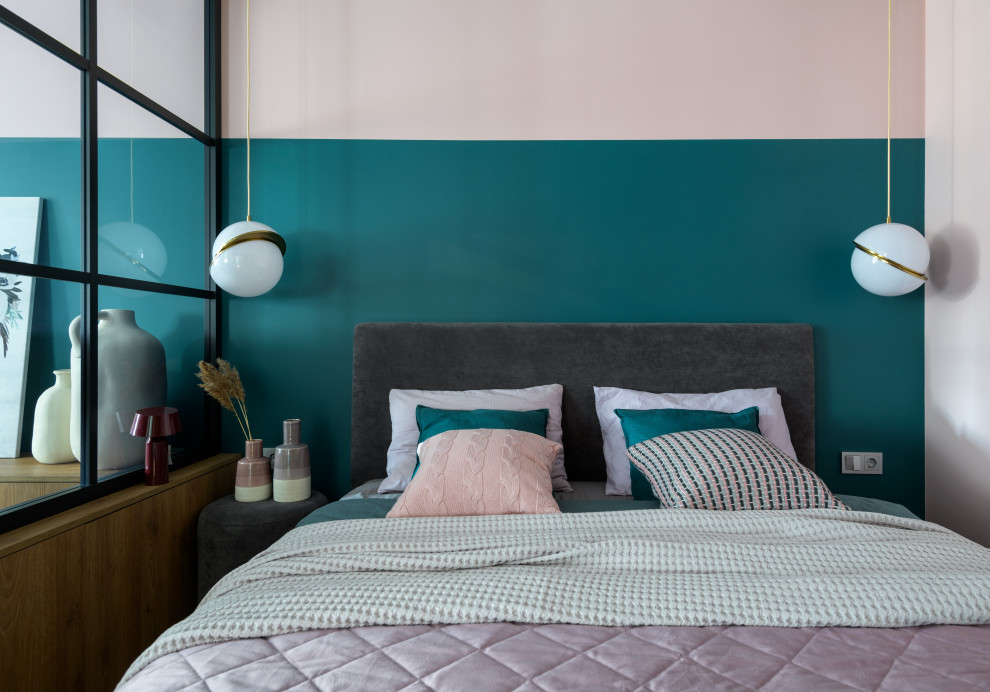 На фото: маленькая хозяйская спальня в современном стиле с зелеными стенами, полом из винила, коричневым полом и кроватью в нише для на участке и в саду с