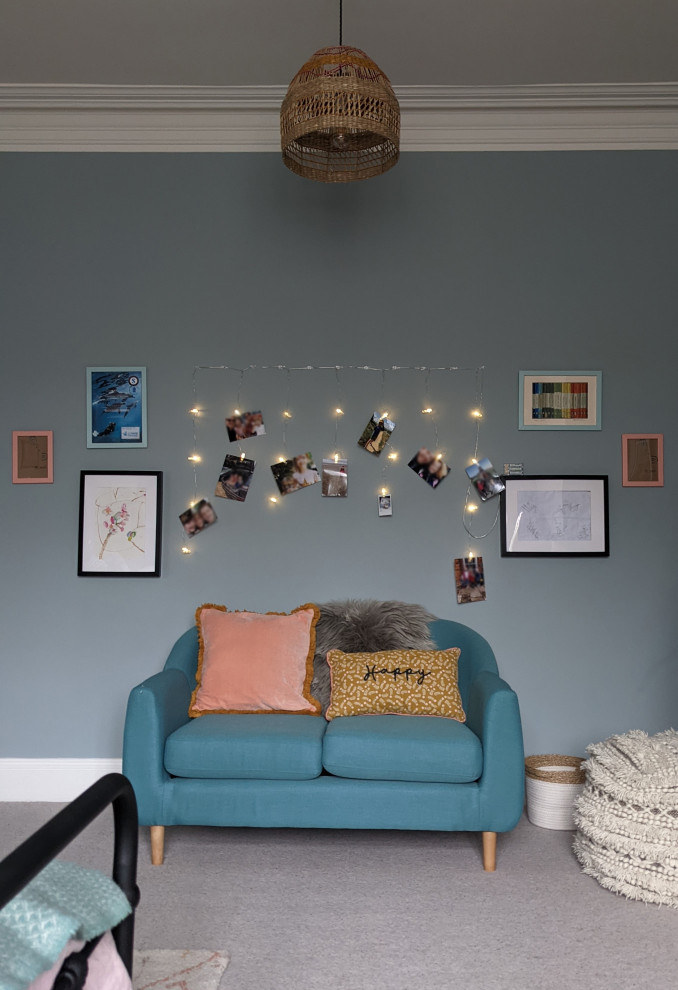 Inspiration pour une chambre avec moquette bohème de taille moyenne avec un mur gris et un sol beige.