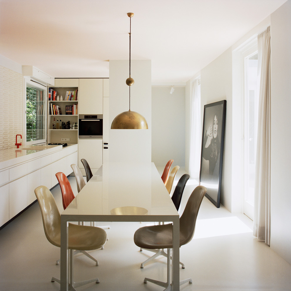 Design ideas for a contemporary dining room in Berlin.