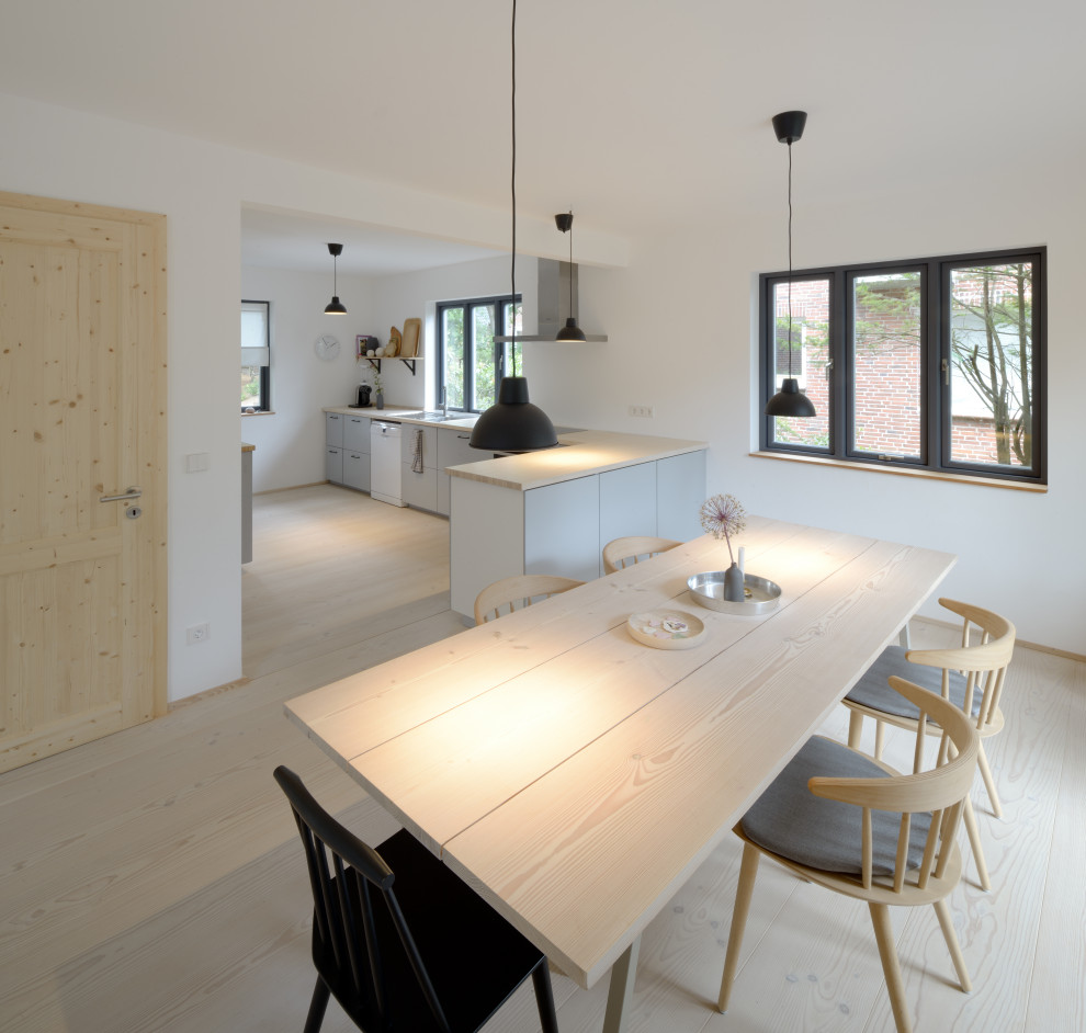 Идея дизайна: серо-белая кухня среднего размера в скандинавском стиле с светлым паркетным полом, белым полом и потолком с обоями