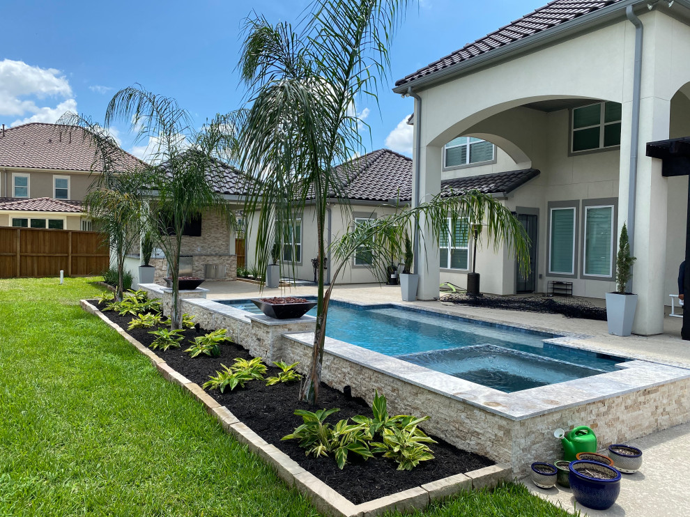 Idées déco pour un très grand Abris de piscine et pool houses arrière éclectique avec une terrasse en bois.