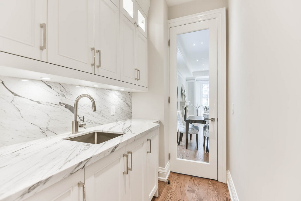 Kitchen - transitional kitchen idea in Toronto