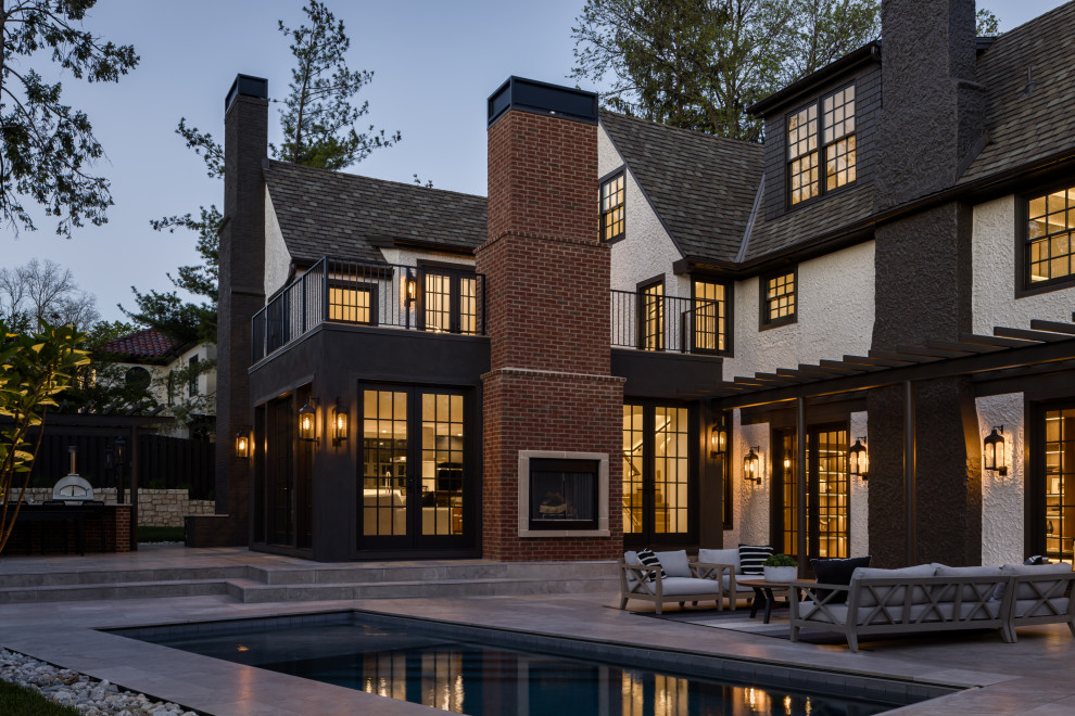 Großes Modernes Poolhaus hinter dem Haus in rechteckiger Form mit Natursteinplatten in Kansas City