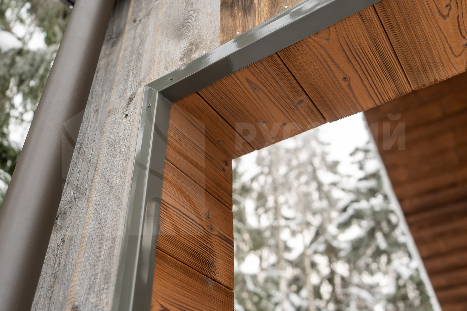 Современная баня в стиле барнхаус с отделкой из амбарной доски и доски Шале