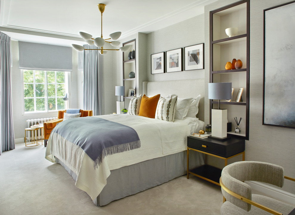 Пример оригинального дизайна: спальня в современном стиле с серыми стенами, ковровым покрытием, бежевым полом и обоями на стенах