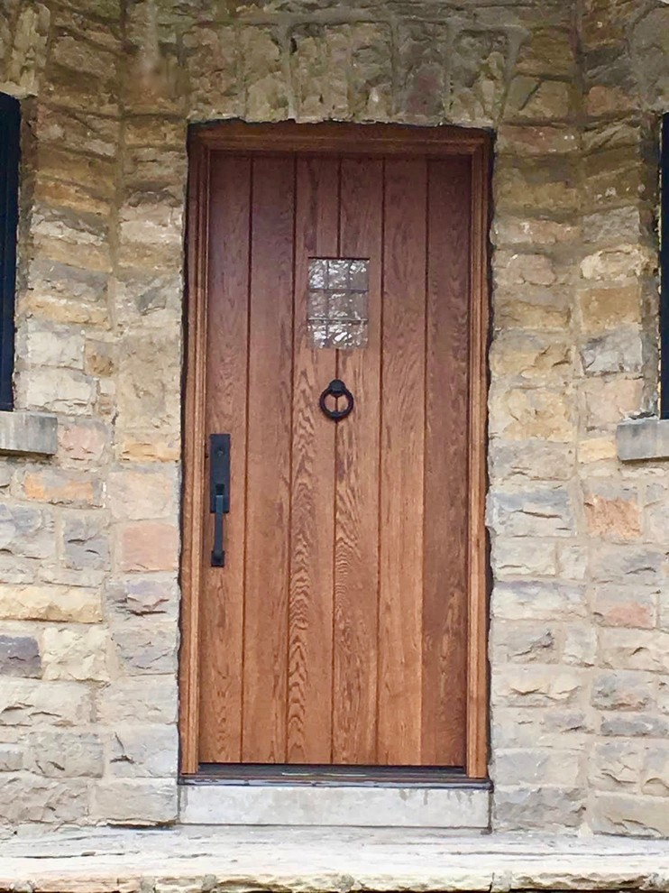 Example of a mountain style entryway design in Toronto