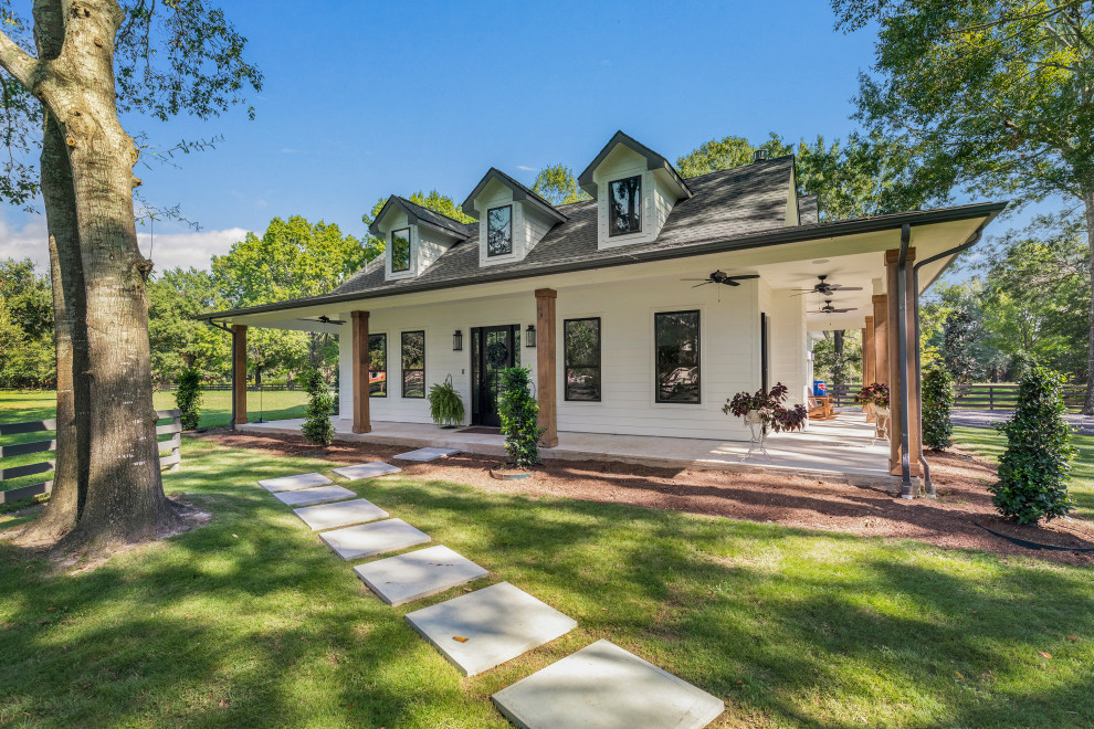 Transitional home design photo in Houston
