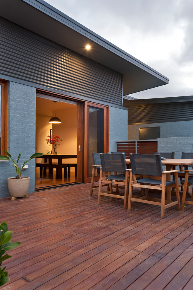 Photo of a contemporary deck in Canberra - Queanbeyan.