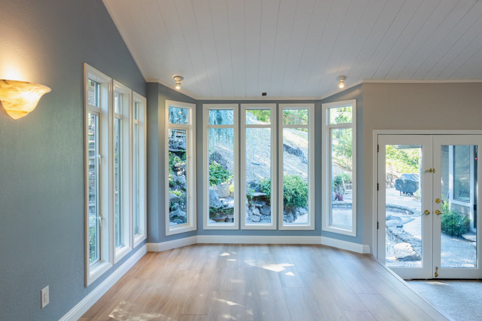 Imagen de hall minimalista de tamaño medio con paredes grises, suelo de madera en tonos medios, puerta doble, puerta de vidrio, suelo marrón, madera y ladrillo
