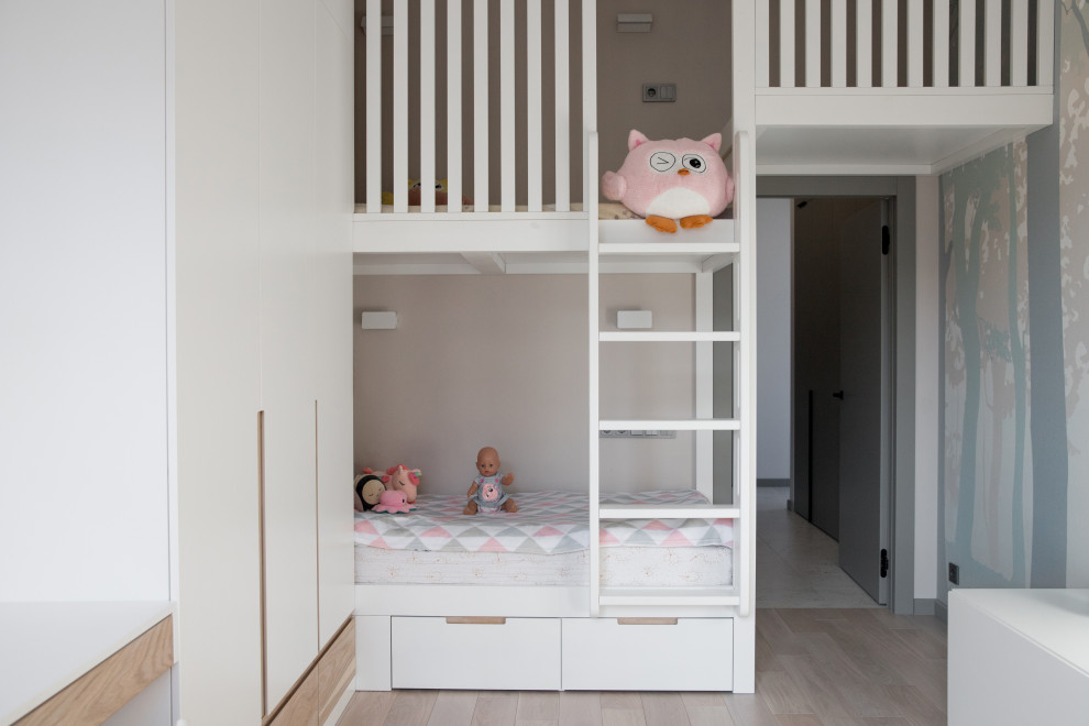 Источник вдохновения для домашнего уюта: детская среднего размера в скандинавском стиле с спальным местом, серыми стенами, светлым паркетным полом и бежевым полом для ребенка от 4 до 10 лет, девочки