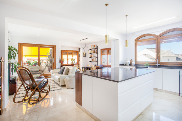 Parecidos razonables: 2 estilos para 2 cocinas abiertas