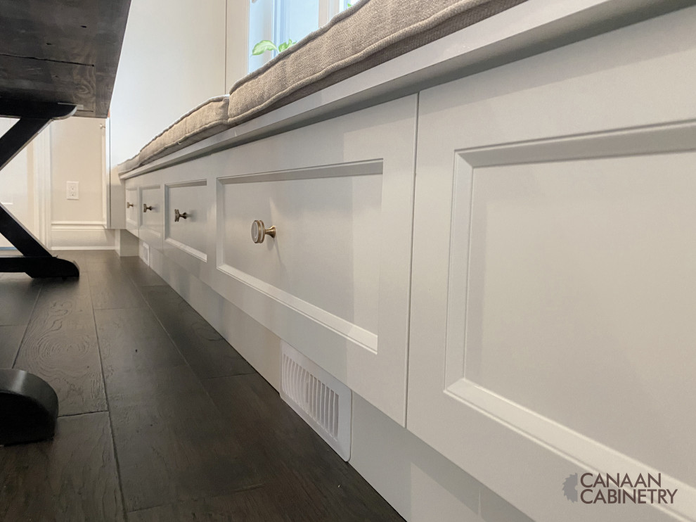 Example of a transitional home design design in Toronto