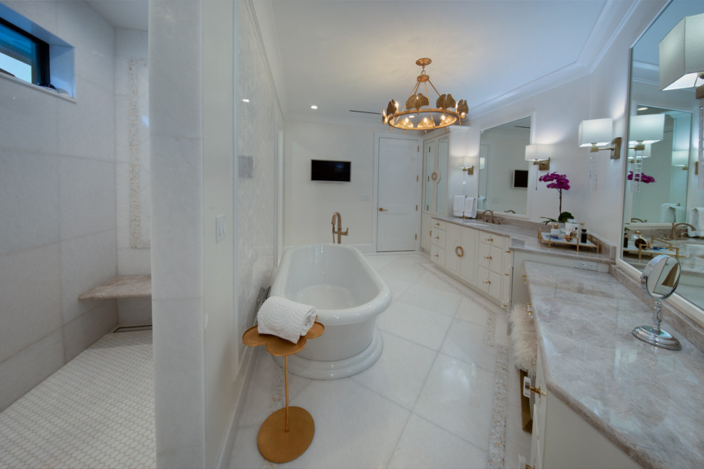 На фото: главная ванная комната в стиле неоклассика (современная классика) с белыми фасадами, отдельно стоящей ванной, унитазом-моноблоком, белыми стенами, полом из керамической плитки, врезной раковиной, мраморной столешницей, белым полом, открытым душем, розовой столешницей, тумбой под одну раковину и встроенной тумбой с
