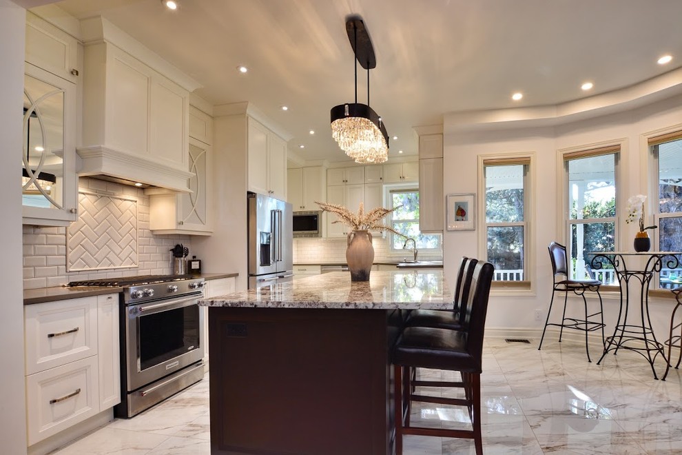 Transitional kitchen photo in Toronto