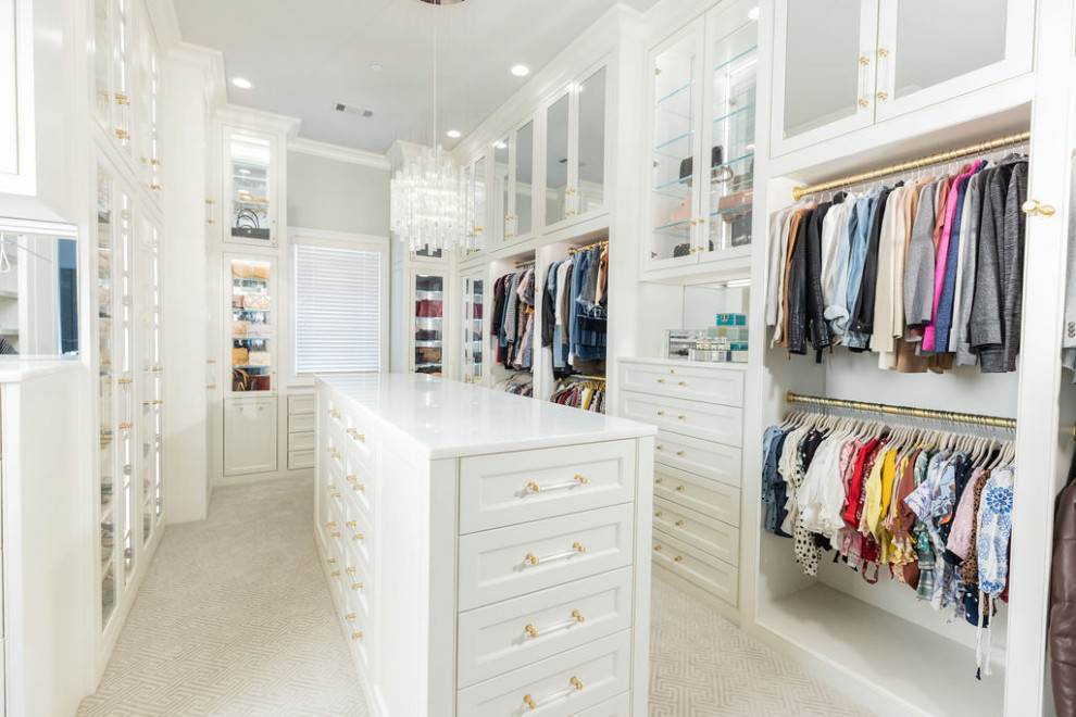 Imagen de armario vestidor unisex clásico renovado grande con armarios con rebordes decorativos, puertas de armario blancas, moqueta y suelo gris
