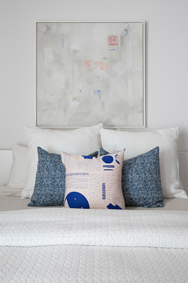 Example of a minimalist bedroom design in Nashville