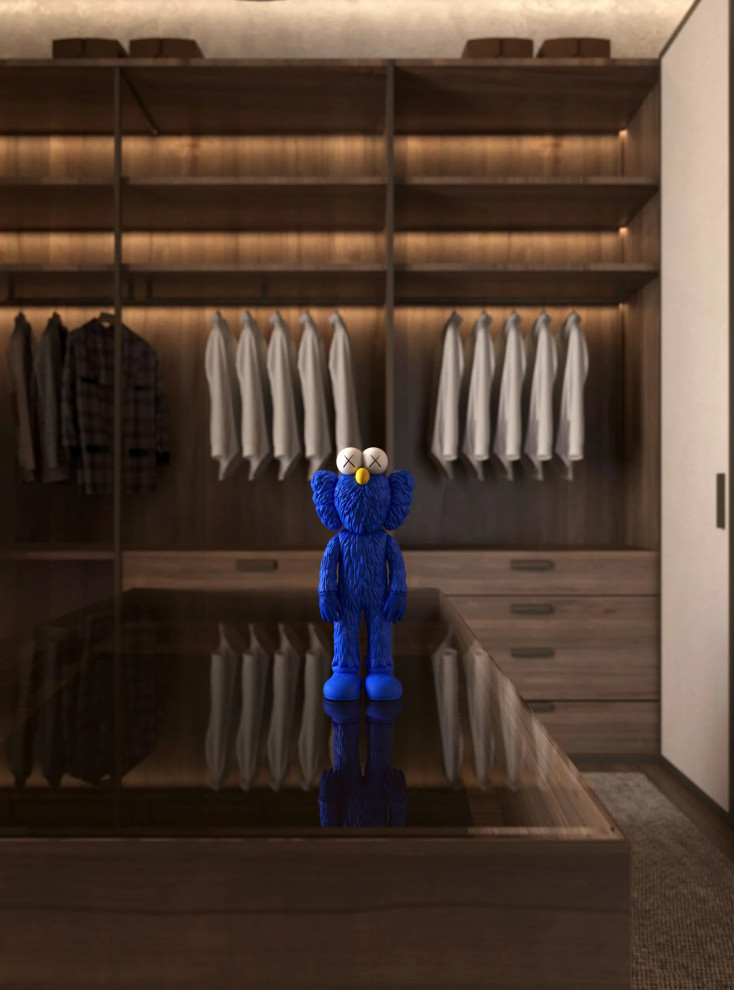 Ejemplo de armario vestidor de hombre actual grande con armarios abiertos, puertas de armario de madera en tonos medios, suelo de madera oscura y suelo marrón
