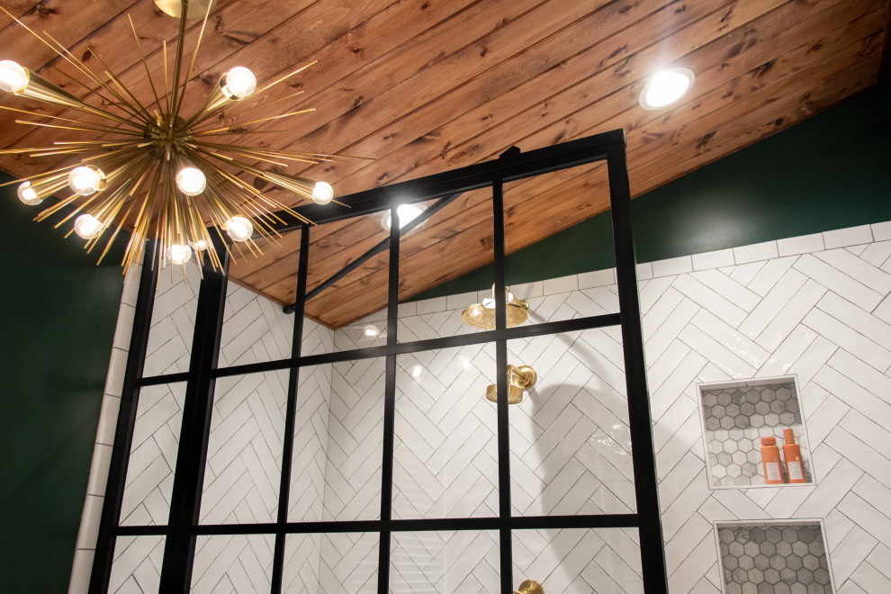 Источник вдохновения для домашнего уюта: главная ванная комната среднего размера в стиле ретро с фасадами в стиле шейкер, коричневыми фасадами, отдельно стоящей ванной, душевой комнатой, белой плиткой, керамогранитной плиткой, зелеными стенами, полом из керамогранита, столешницей из кварцита, черным полом, открытым душем, белой столешницей, сиденьем для душа, тумбой под две раковины, напольной тумбой и деревянным потолком