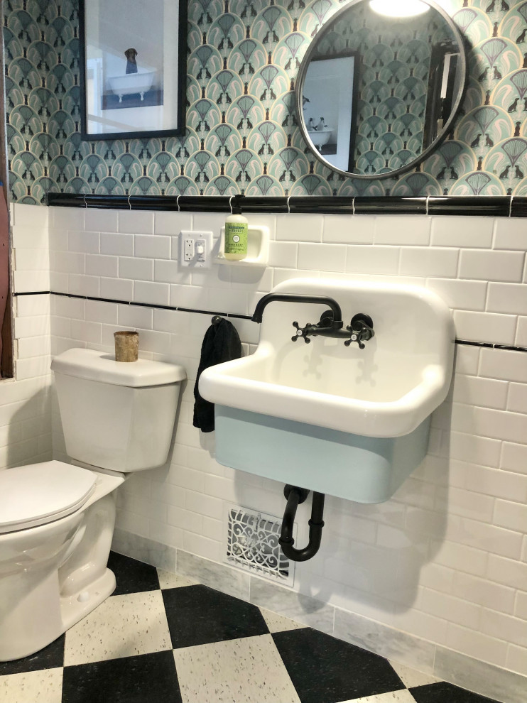 Aménagement d'une salle de bain craftsman de taille moyenne avec WC séparés, un carrelage blanc, un sol en vinyl, un lavabo suspendu, meuble simple vasque et du papier peint.
