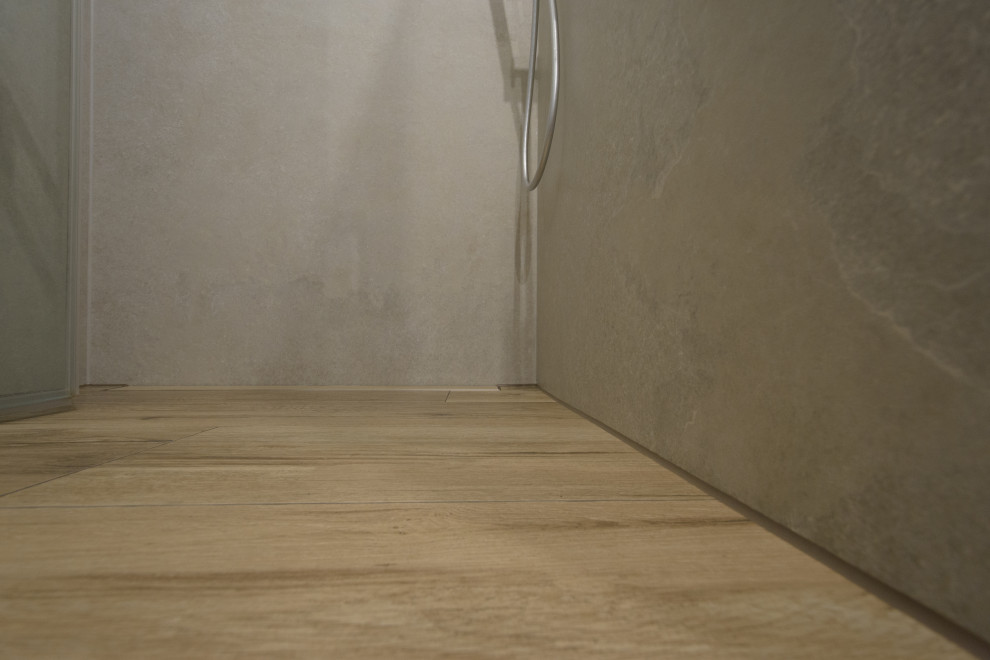 Esempio di una stanza da bagno minimal con ante lisce, ante bianche, doccia a filo pavimento, piastrelle grigie, pavimento con piastrelle effetto legno, pavimento marrone, un lavabo e mobile bagno sospeso