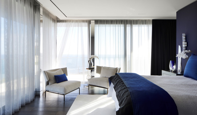 Bayside Residence modern-sovrum