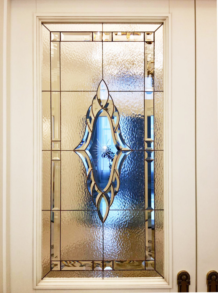 Двери с фацетным витражом