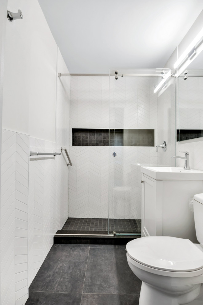 Aménagement d'une salle de bain principale moderne de taille moyenne avec un placard à porte shaker, des portes de placard blanches, une baignoire posée, un combiné douche/baignoire, WC séparés, un carrelage jaune, des carreaux de céramique, un mur blanc, un sol en carrelage de porcelaine, un lavabo intégré, un plan de toilette en marbre, un sol gris, une cabine de douche à porte coulissante, un plan de toilette gris, une niche, meuble simple vasque et meuble-lavabo sur pied.
