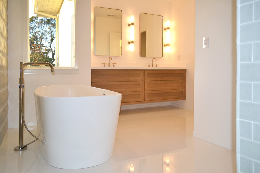 Пример оригинального дизайна: большая главная ванная комната в современном стиле с фасадами с утопленной филенкой, коричневыми фасадами, отдельно стоящей ванной, открытым душем, биде, зеленой плиткой, керамической плиткой, белыми стенами, полом из керамической плитки, накладной раковиной, столешницей из искусственного кварца, белым полом, открытым душем, белой столешницей, тумбой под две раковины и подвесной тумбой