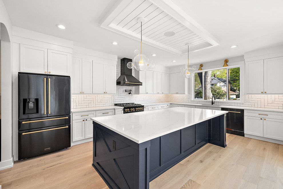 Kitchen - transitional kitchen idea in Detroit
