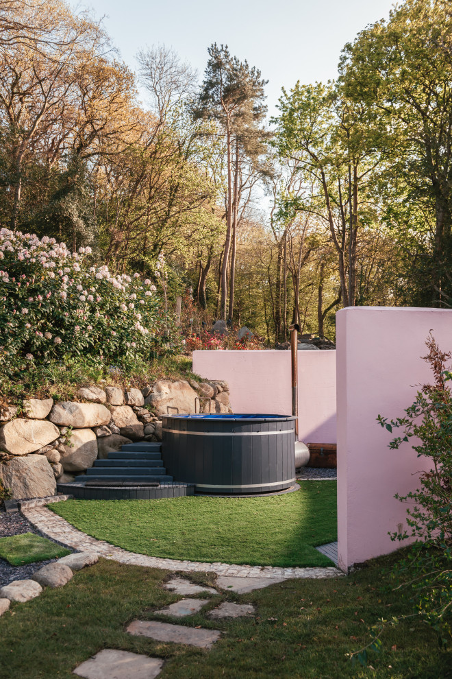 Idee per una piscina fuori terra bohémian rotonda di medie dimensioni e dietro casa con una vasca idromassaggio e pavimentazioni in pietra naturale