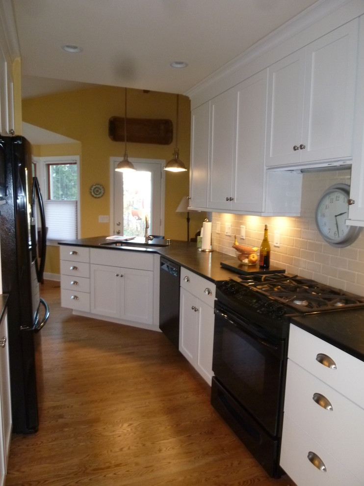 Kitchen - transitional kitchen idea