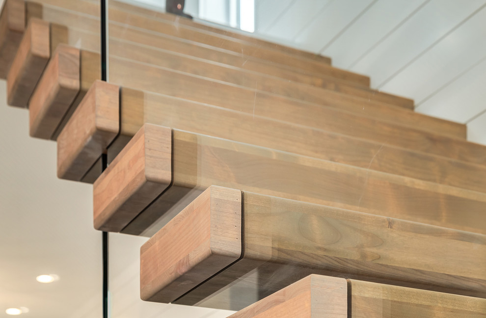 Пример оригинального дизайна: лестница на больцах, среднего размера в стиле кантри с деревянными ступенями и деревянными перилами без подступенок