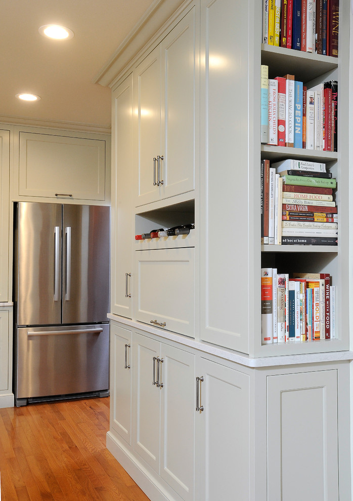 Example of a small transitional u-shaped medium tone wood floor eat-in kitchen design with an undermount sink, flat-panel cabinets, gray cabinets, quartz countertops, green backsplash, subway tile backsplash, stainless steel appliances and a peninsula