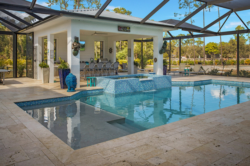 Ejemplo de piscinas y jacuzzis clásicos renovados rectangulares en patio trasero con losas de hormigón