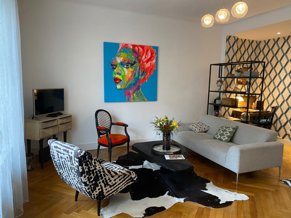 Medium sized contemporary living room in Lyon.
