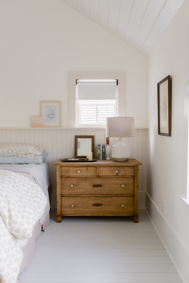 На фото: большая спальня в стиле кантри с белыми стенами, светлым паркетным полом и серым полом без камина с