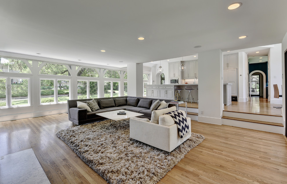 Transitional home design photo in Austin
