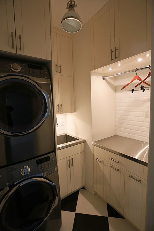 This is an example of a contemporary laundry room in Toronto.