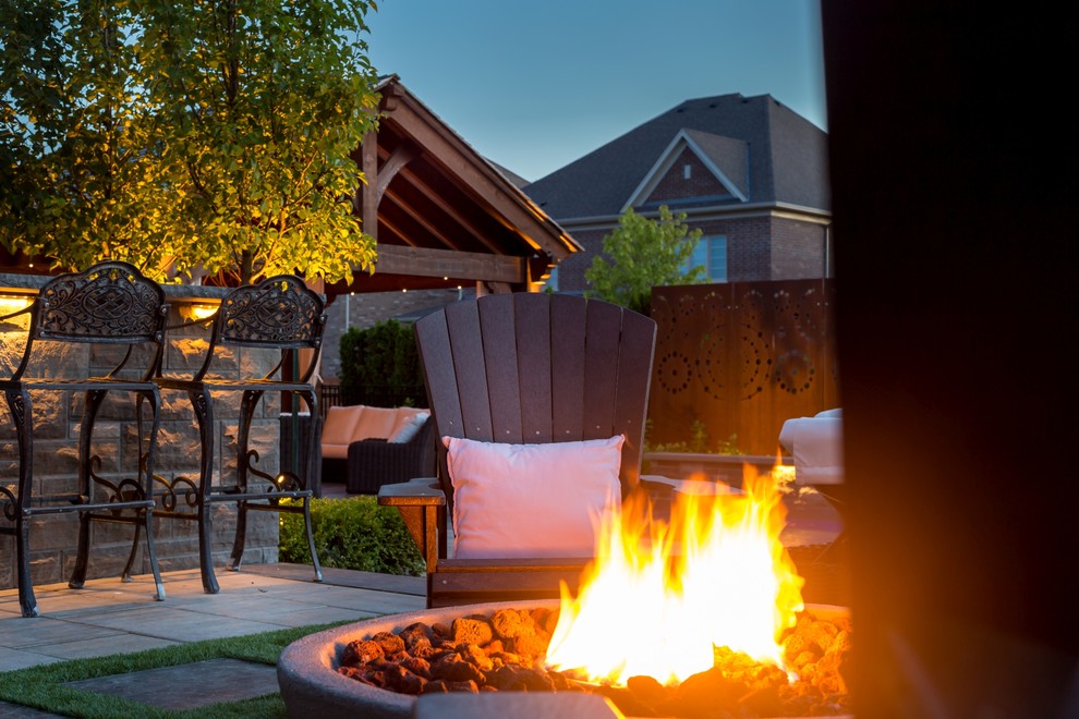 Design ideas for a transitional backyard landscaping in Toronto.