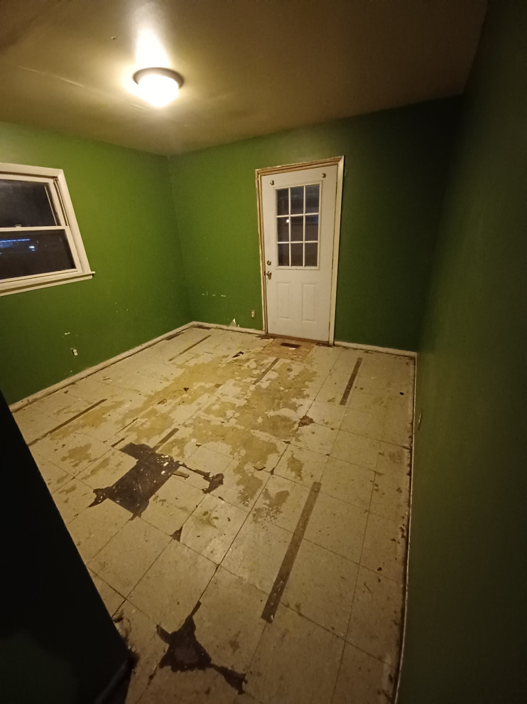 Example of a transitional home design design in Milwaukee