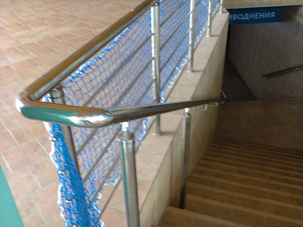 Перила из нержавейки в аквпарке.