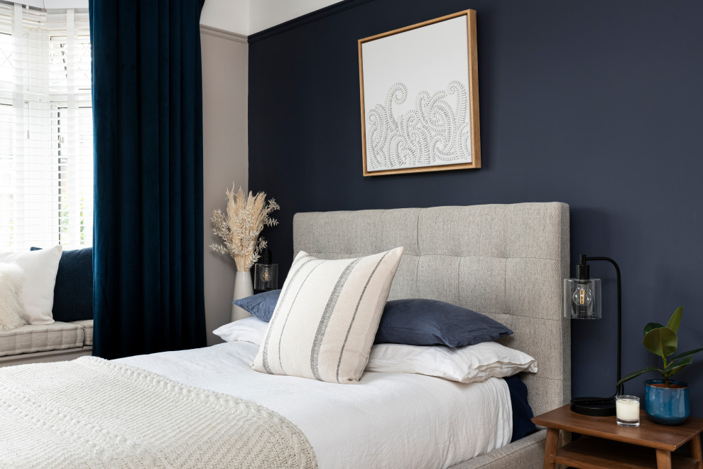 Стильный дизайн: хозяйская спальня среднего размера в стиле неоклассика (современная классика) с разноцветными стенами и светлым паркетным полом - последний тренд