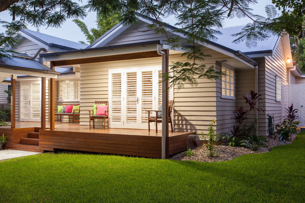 Small transitional front yard verandah in Brisbane with decking and a roof extension.