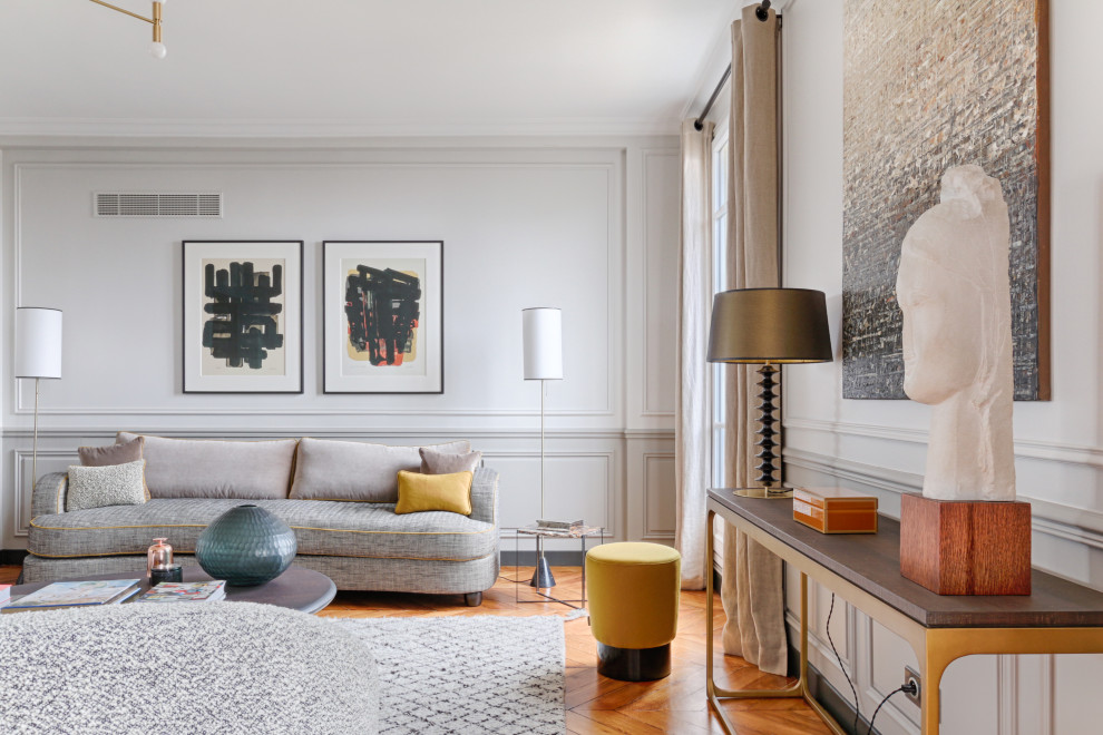 Großes, Repräsentatives, Fernseherloses, Offenes Klassisches Wohnzimmer ohne Kamin mit weißer Wandfarbe, hellem Holzboden, beigem Boden und Wandpaneelen in Paris