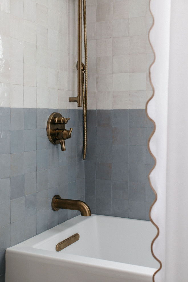 Example of a transitional home design design in Chicago