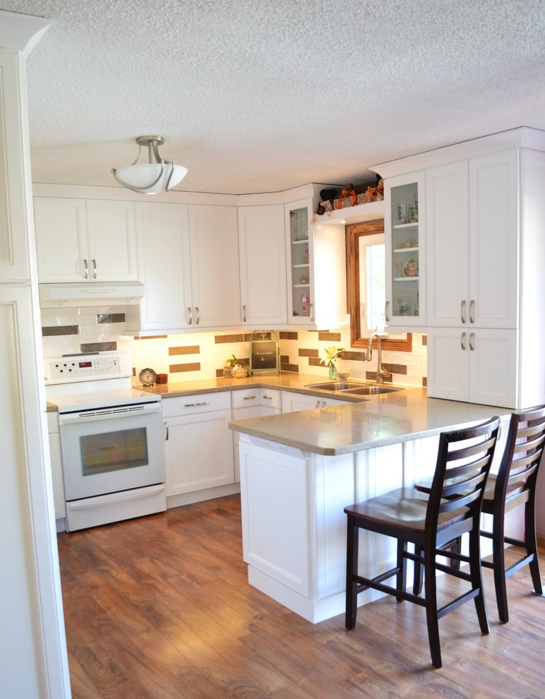 Kitchen - mid-sized transitional kitchen idea